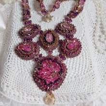 Maestosa collana di cristallo Haute-Couture con cabochon, biconi di cristallo Swarovski, perle di vetro e perle di semi di alta qualità